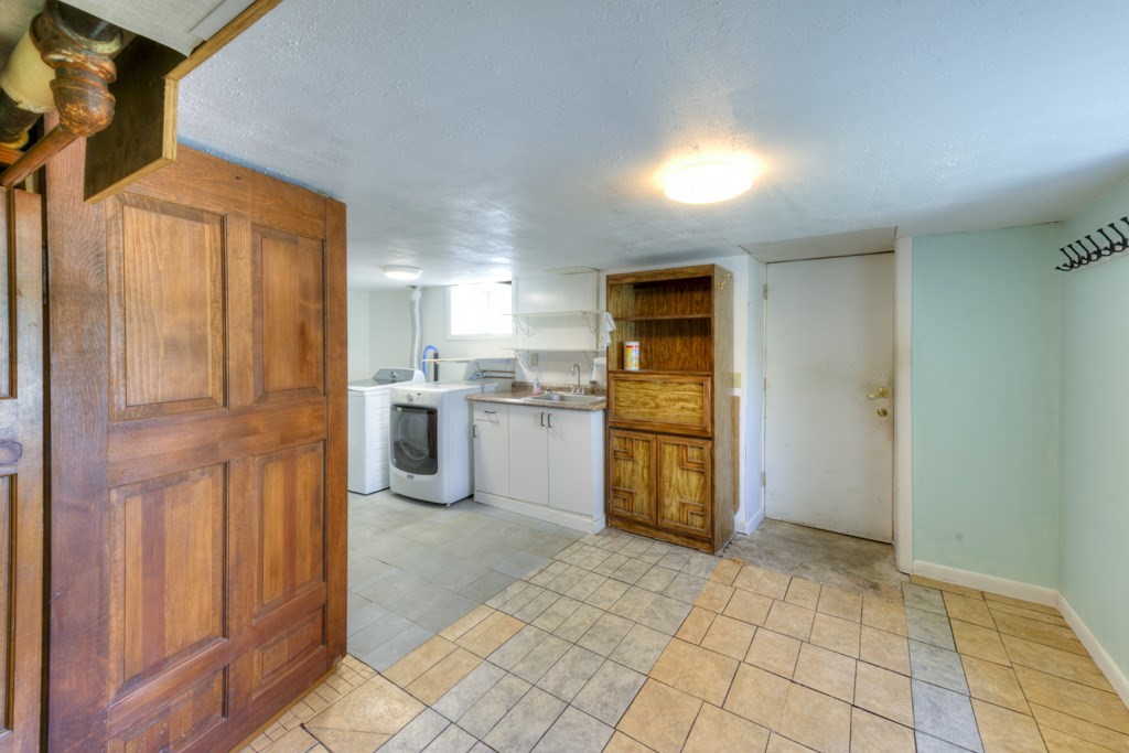 148 Whitmarsh Avenue Worcester, MA 01606 - Photo 28 of 34