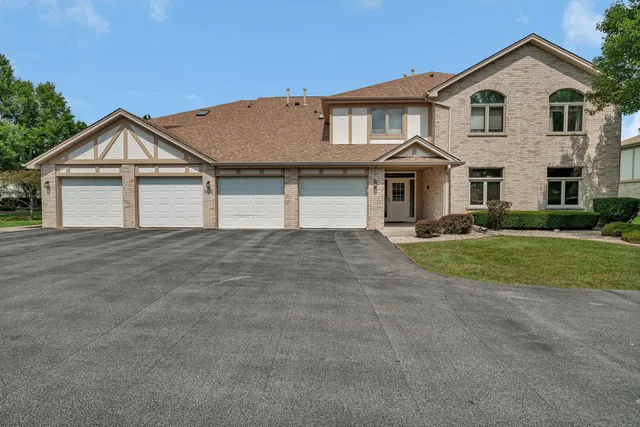 $269,900 | 6430 Pine Cone Drive, Unit 1W, Tinley Park, IL 60477