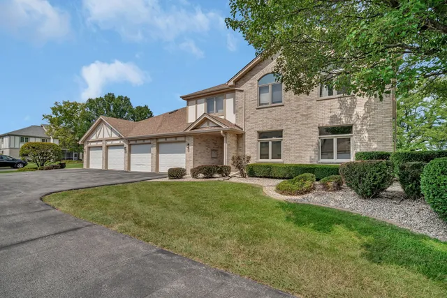 $269,900 | 6430 Pine Cone Drive, Unit 1W, Tinley Park, IL 60477