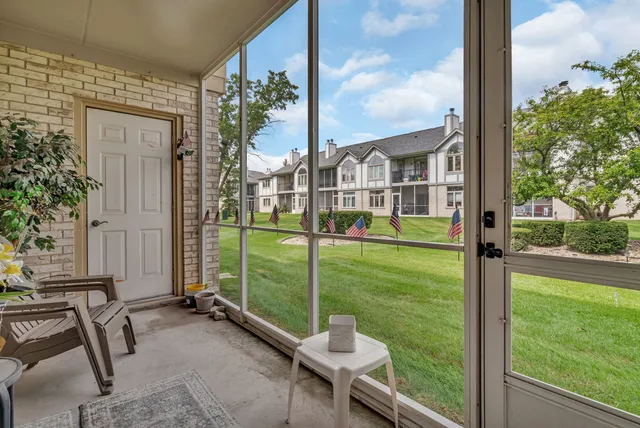 $269,900 | 6430 Pine Cone Drive, Unit 1W, Tinley Park, IL 60477