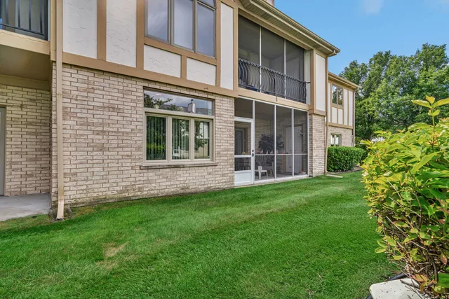 $269,900 | 6430 Pine Cone Drive, Unit 1W, Tinley Park, IL 60477