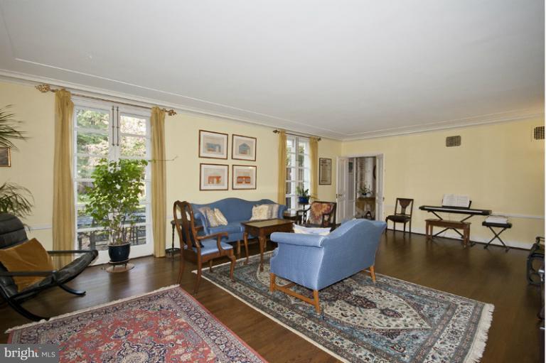 220 Wendover Road Baltimore, MD 21218 - Photo 11 of 27 Living Room
