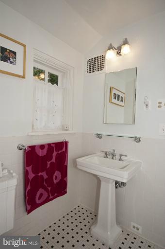 220 Wendover Road Baltimore, MD 21218 - Photo 20 of 27 Bath