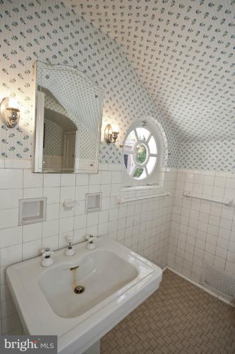 220 Wendover Road Baltimore, MD 21218 - Photo 21 of 27 Bath