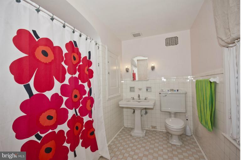 220 Wendover Road Baltimore, MD 21218 - Photo 26 of 27 Bath (Master)