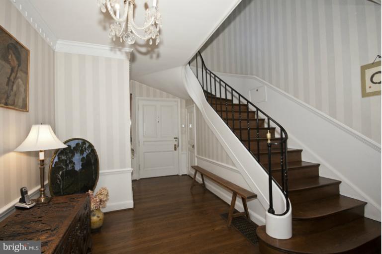 220 Wendover Road Baltimore, MD 21218 - Photo 8 of 27 Foyer