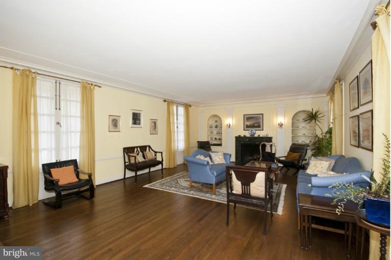 220 Wendover Road Baltimore, MD 21218 - Photo 9 of 27 Living Room
