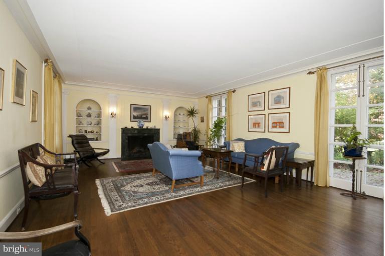 220 Wendover Road Baltimore, MD 21218 - Photo 10 of 27 Living Room