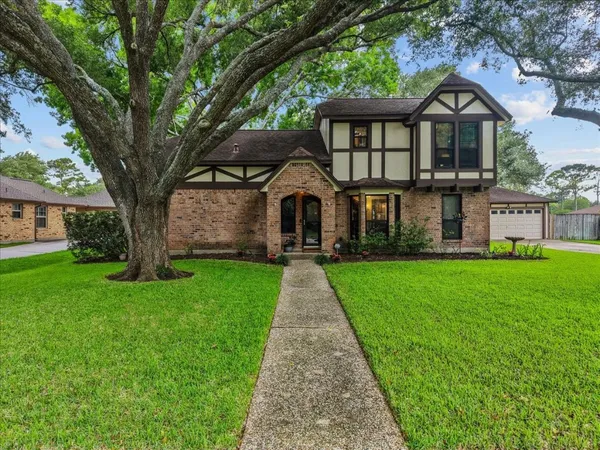 $468,000 | 1810 Hunt Drive, Friendswood, TX 77546