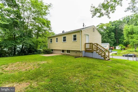 a view of a house with a backyard