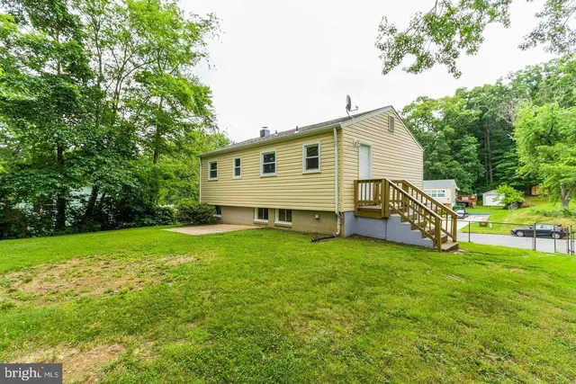 a view of a house with a backyard