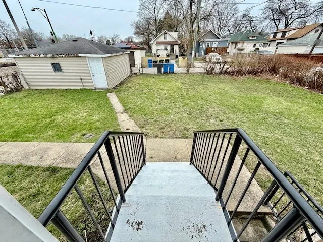 a house that is sitting in the grass