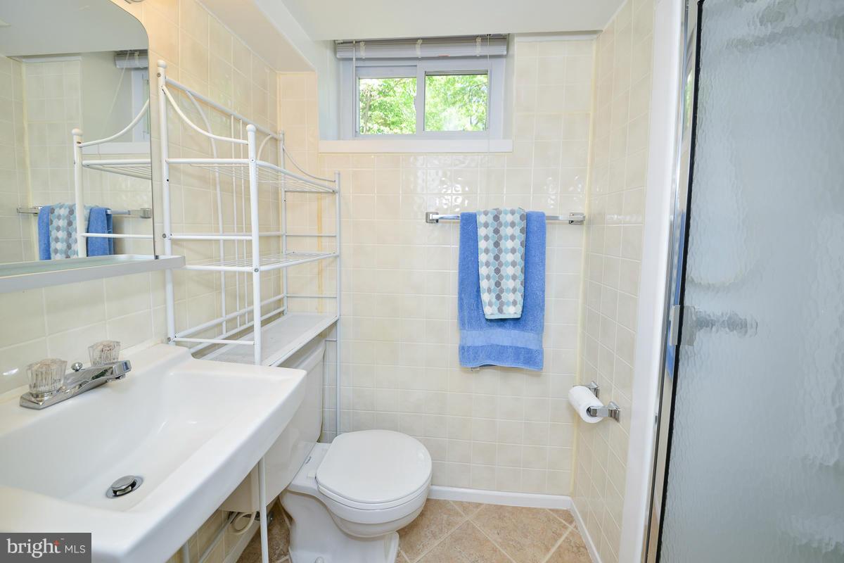 2927 Pine Spring Road Falls Church, VA 22042 - Photo 15 of 26 Bath