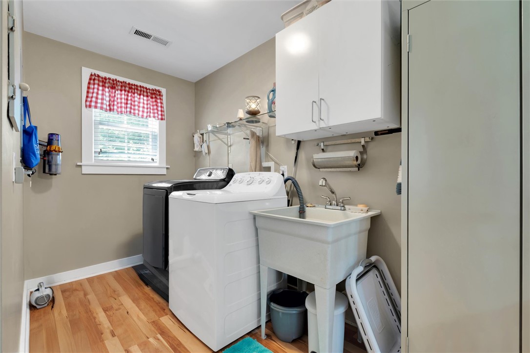1425 Dyar Road Seneca, SC 29672 - Photo 23 of 28 Laundry Room with Sink