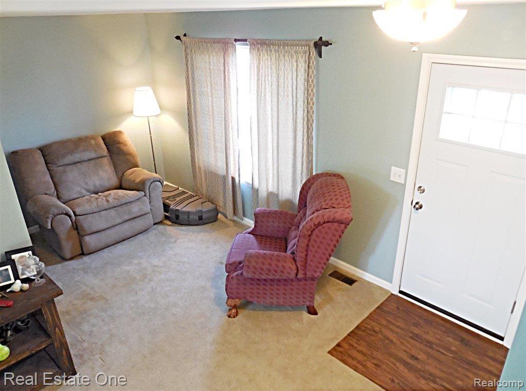5980 Thomas Road Oxford, MI 48371 - Photo 3 of 22 Living Room
