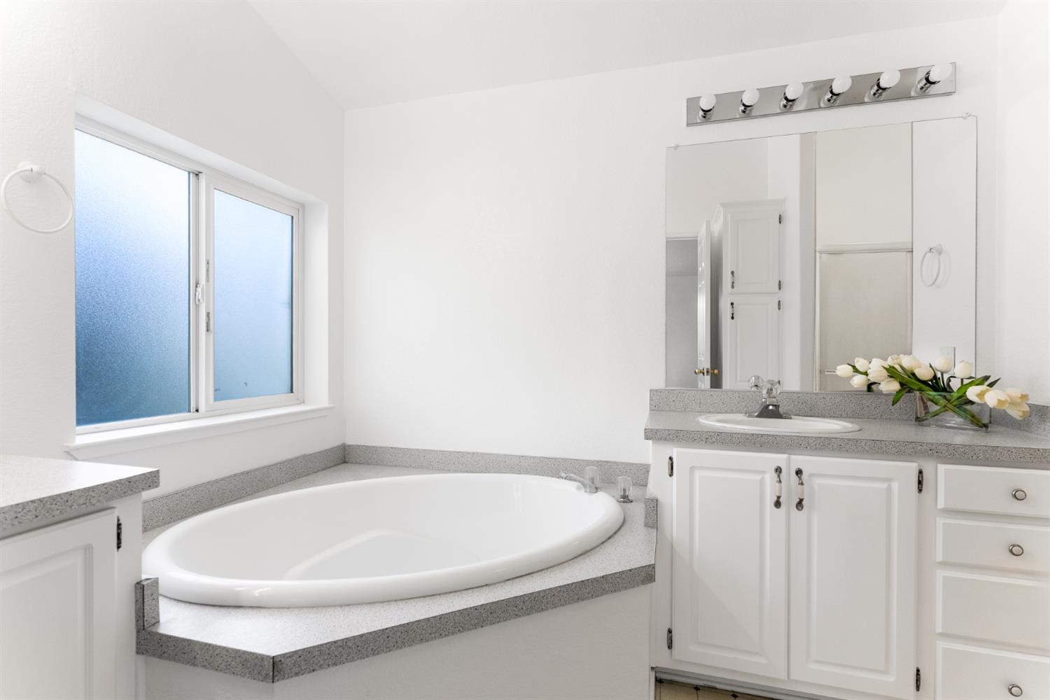 200 Ford Road, Unit 227 San Jose, CA 95138 - Photo 12 of 37 a bathroom with a bathtub a sink and a window