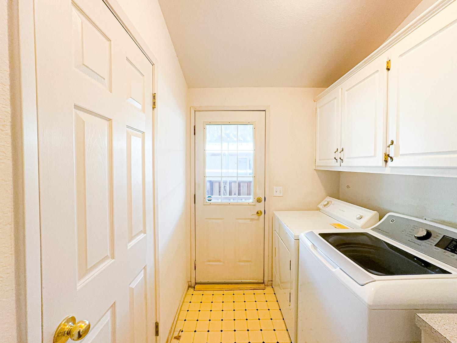 200 Ford Road, Unit 227 San Jose, CA 95138 - Photo 29 of 37 a room with a stove and a window