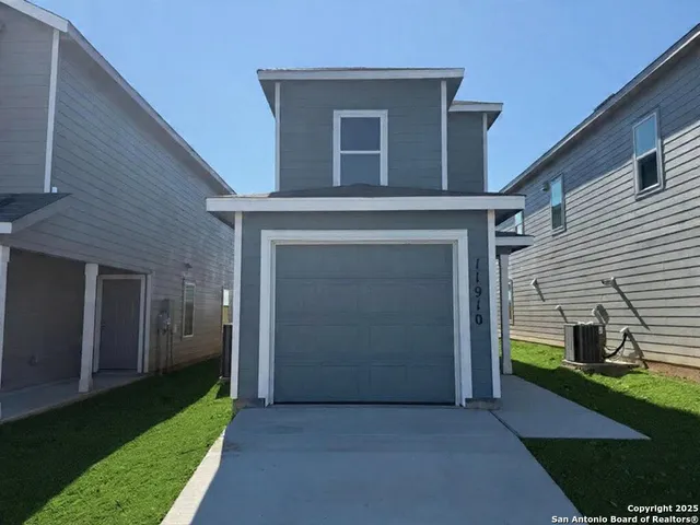 a view of backyard of the house