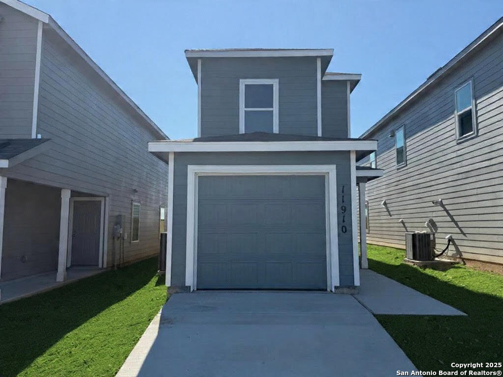 a view of backyard of the house