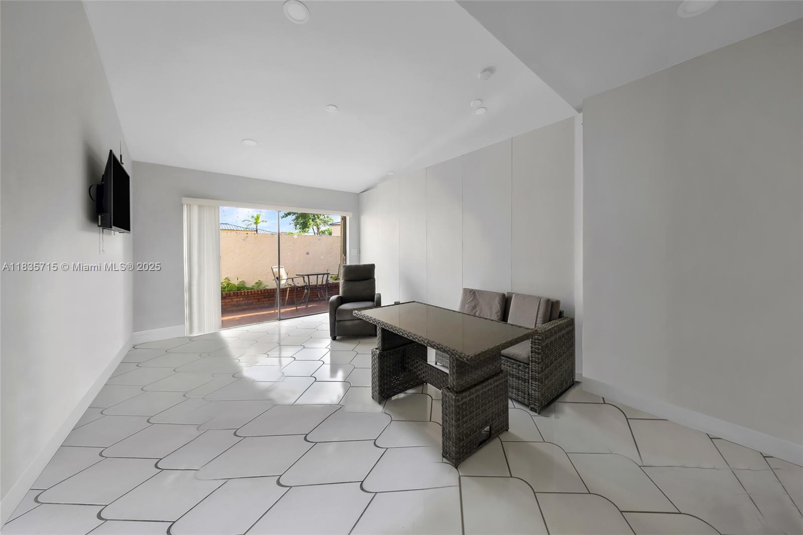 6637 Northwest 181st Lane Hialeah, FL 33015 - Photo 15 of 40