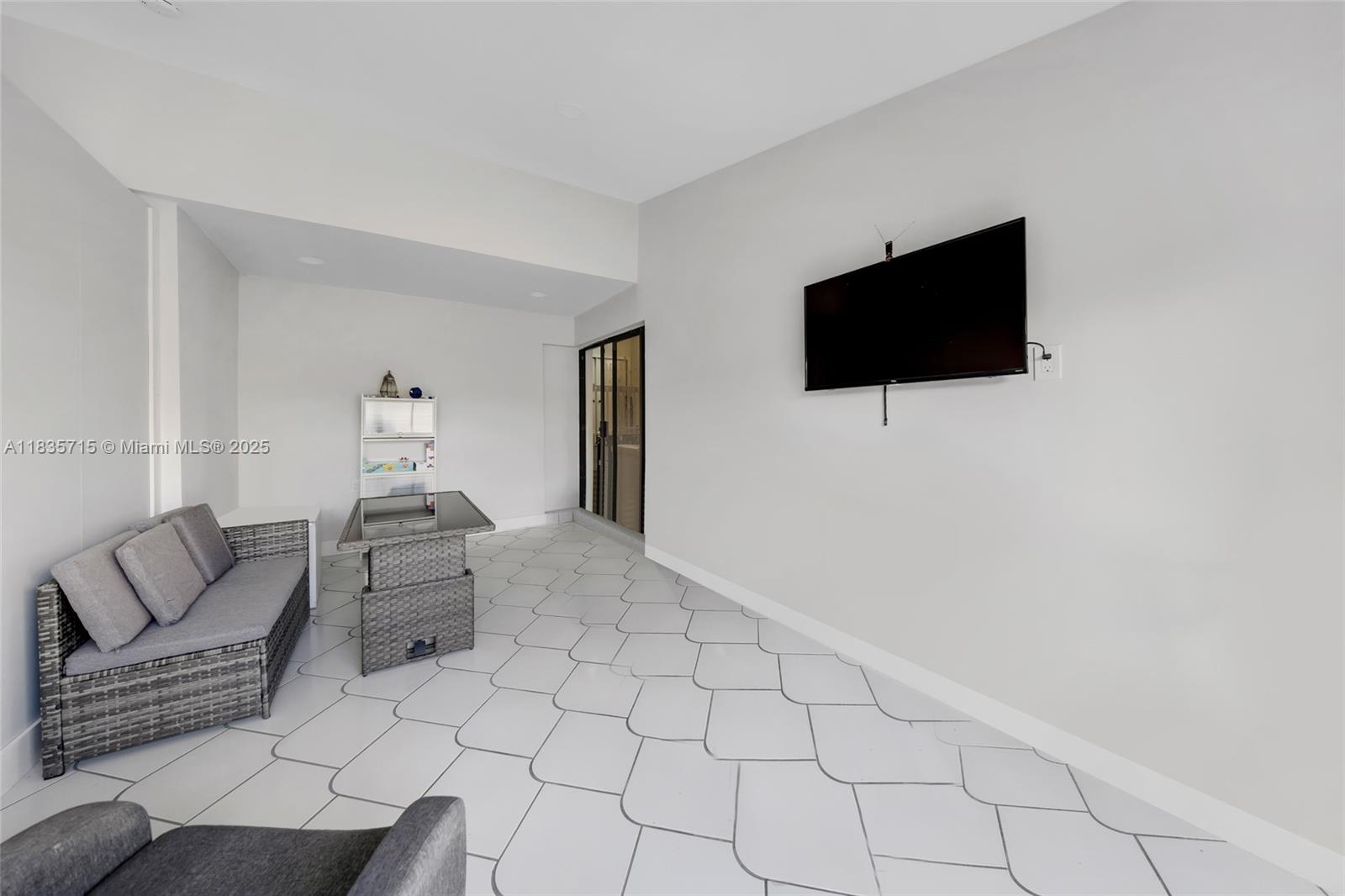 6637 Northwest 181st Lane Hialeah, FL 33015 - Photo 16 of 40