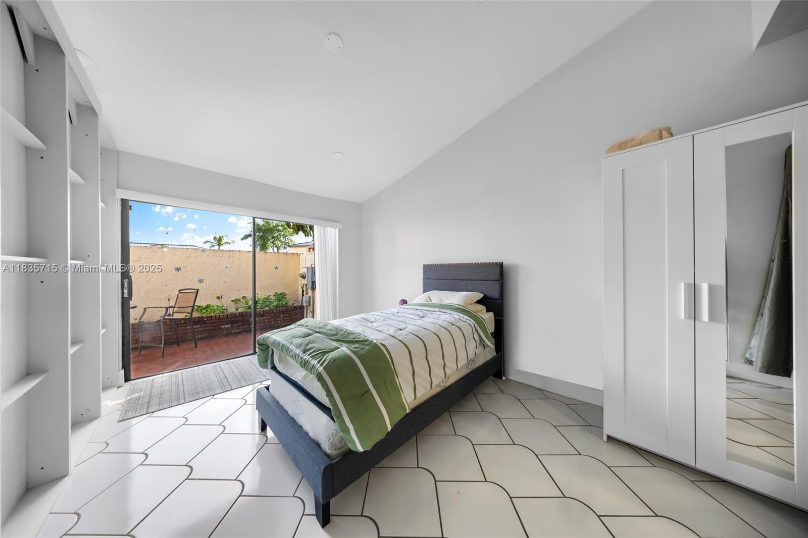 6637 Northwest 181st Lane Hialeah, FL 33015 - Photo 17 of 40