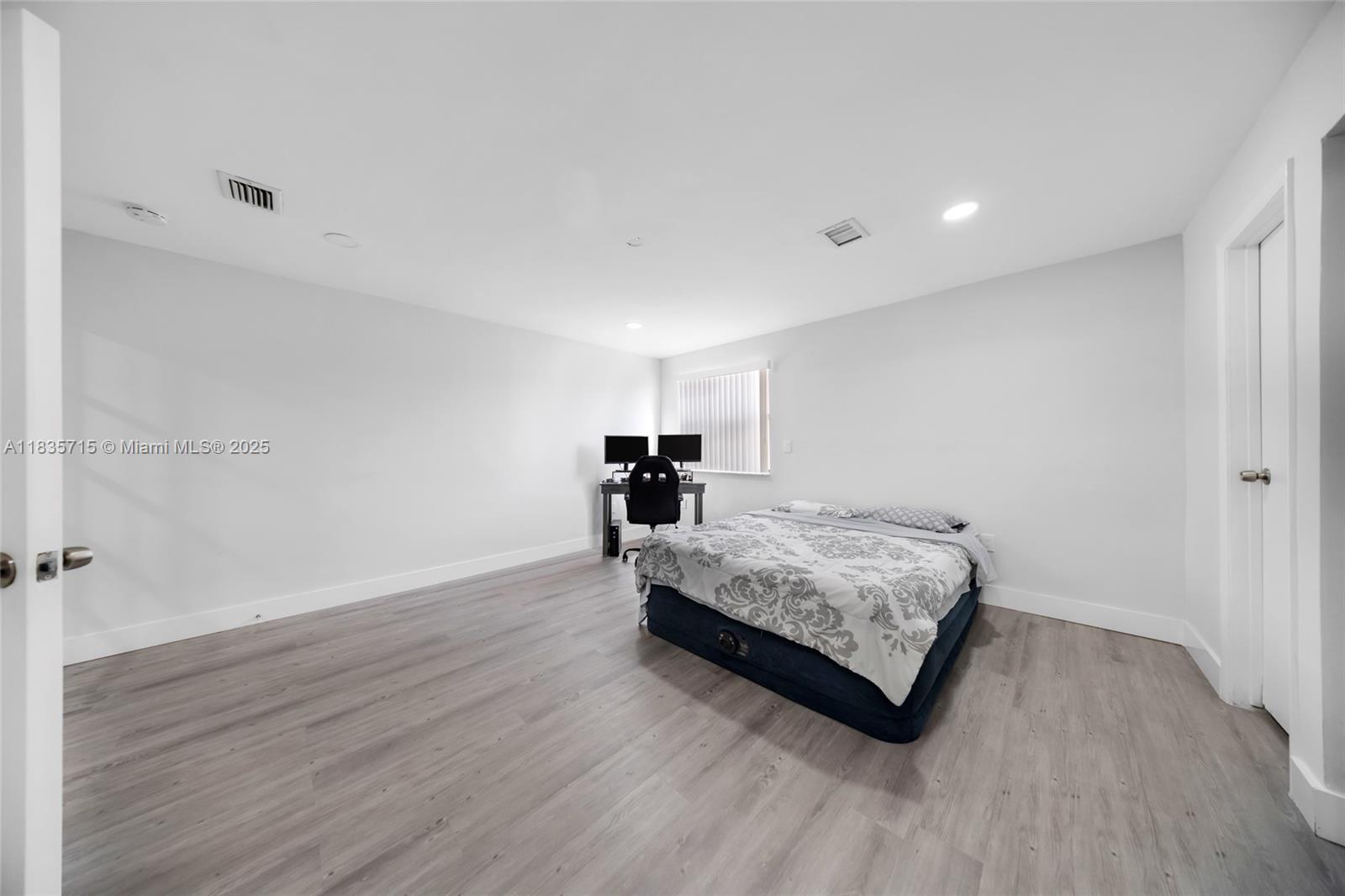 6637 Northwest 181st Lane Hialeah, FL 33015 - Photo 19 of 40