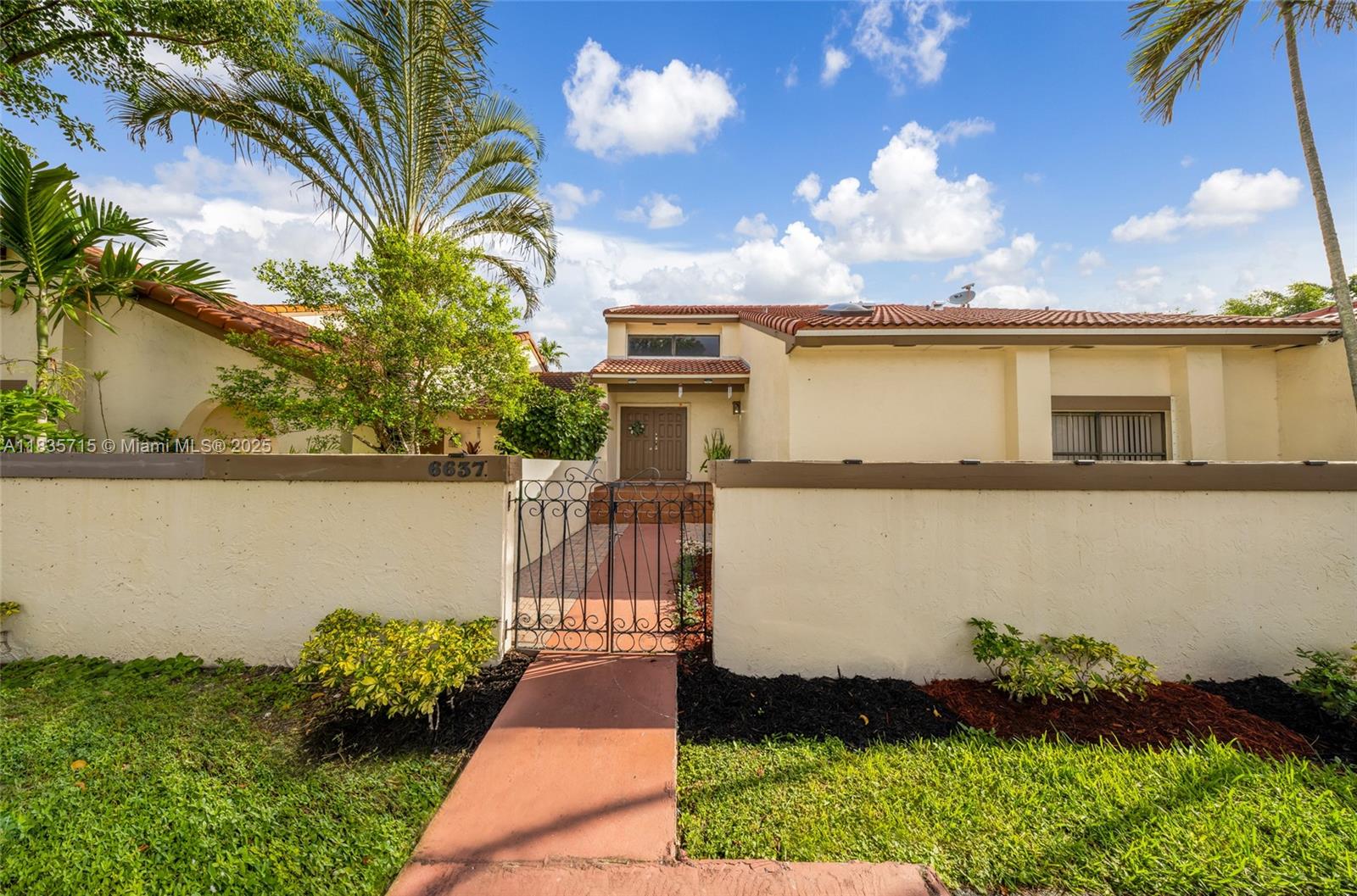 6637 Northwest 181st Lane Hialeah, FL 33015 - Photo 2 of 40