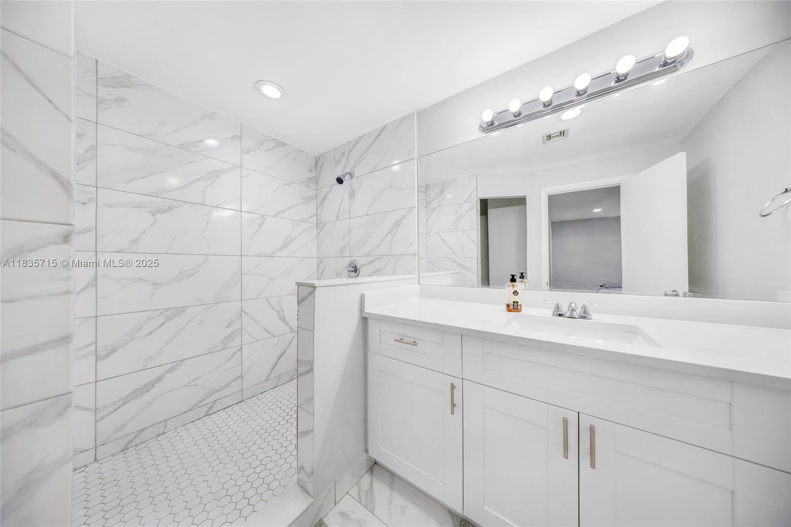 6637 Northwest 181st Lane Hialeah, FL 33015 - Photo 21 of 40