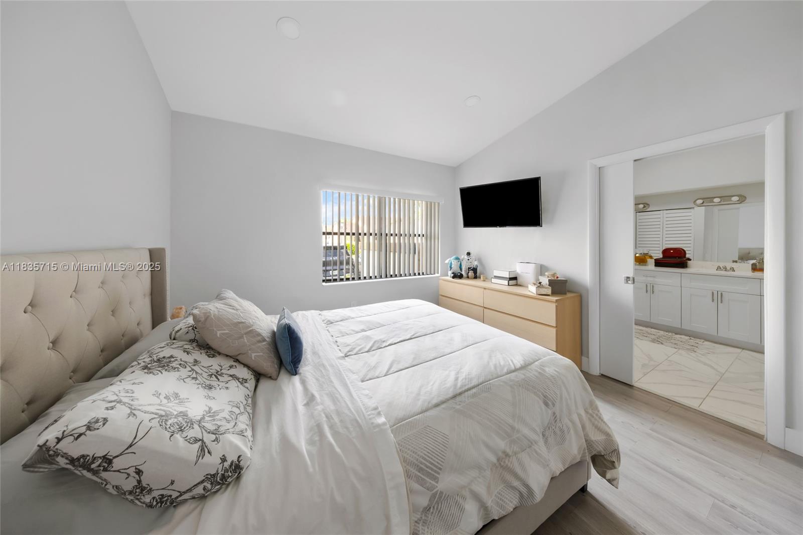 6637 Northwest 181st Lane Hialeah, FL 33015 - Photo 26 of 40