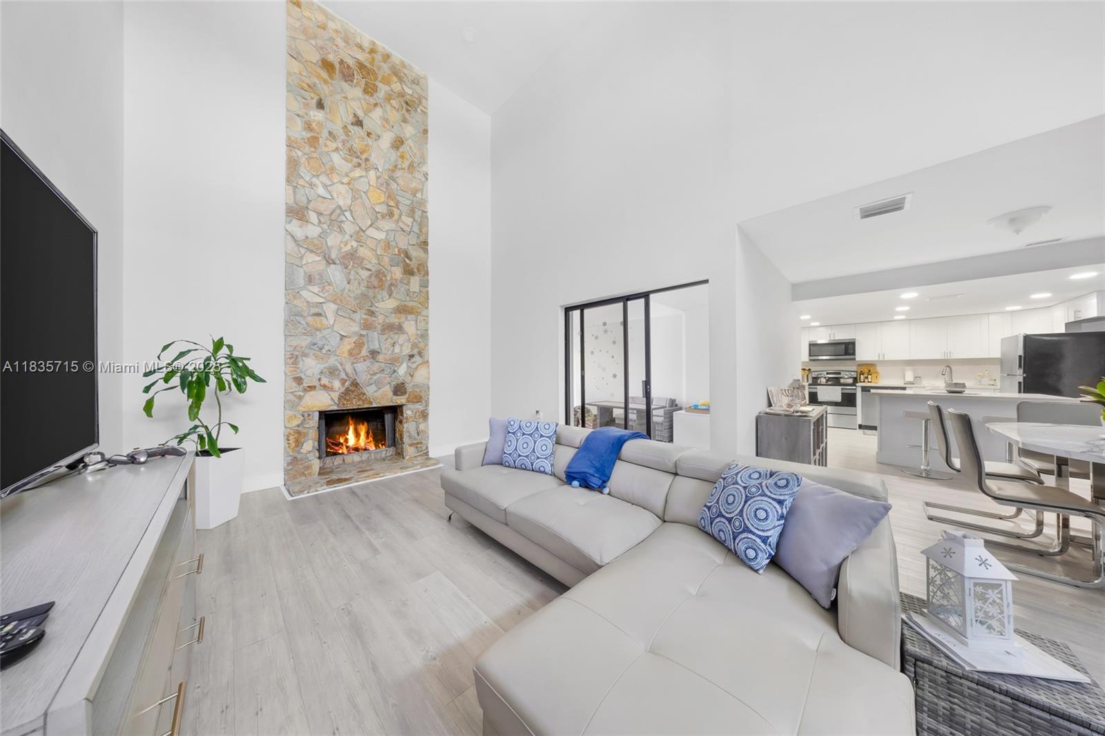 6637 Northwest 181st Lane Hialeah, FL 33015 - Photo 6 of 40