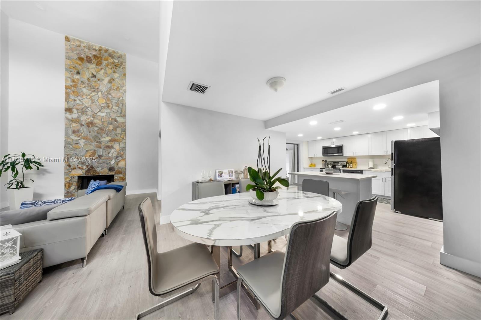 6637 Northwest 181st Lane Hialeah, FL 33015 - Photo 9 of 40