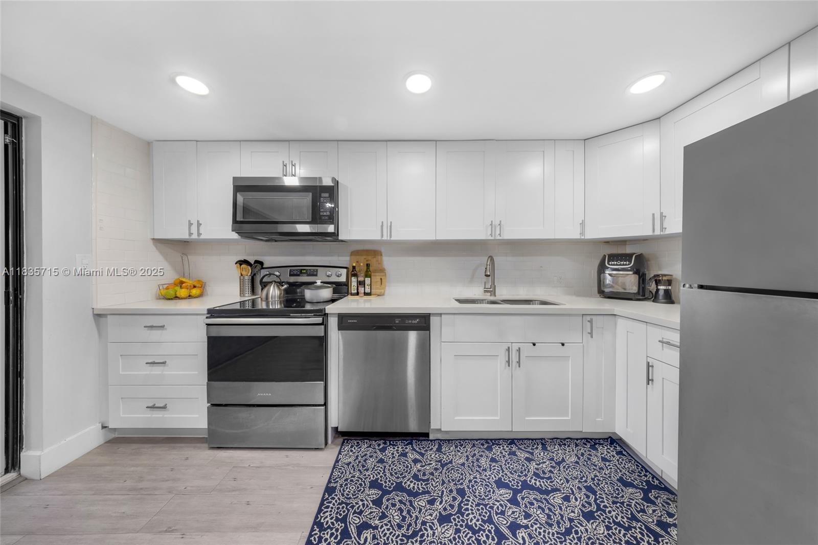 6637 Northwest 181st Lane Hialeah, FL 33015 - Photo 10 of 40