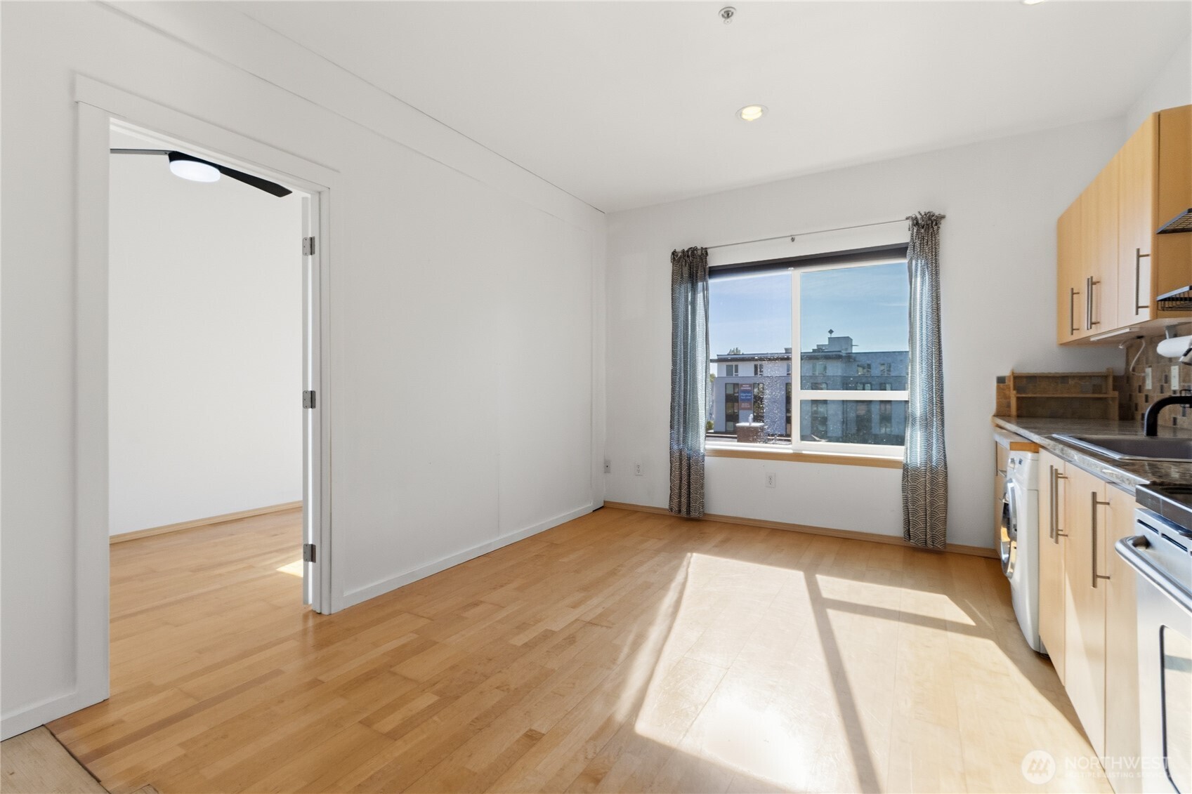 424 North 85th Street, Unit 404 Seattle, WA 98103 - Photo 6 of 31