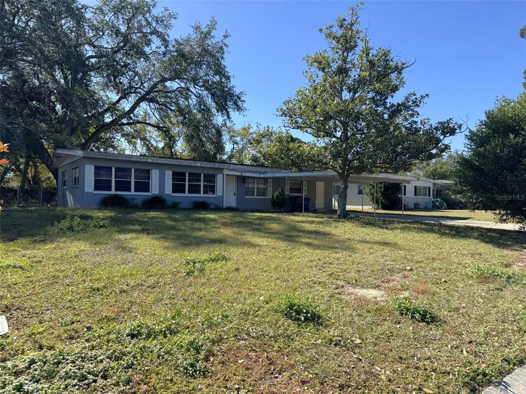 a view of a house with a yard