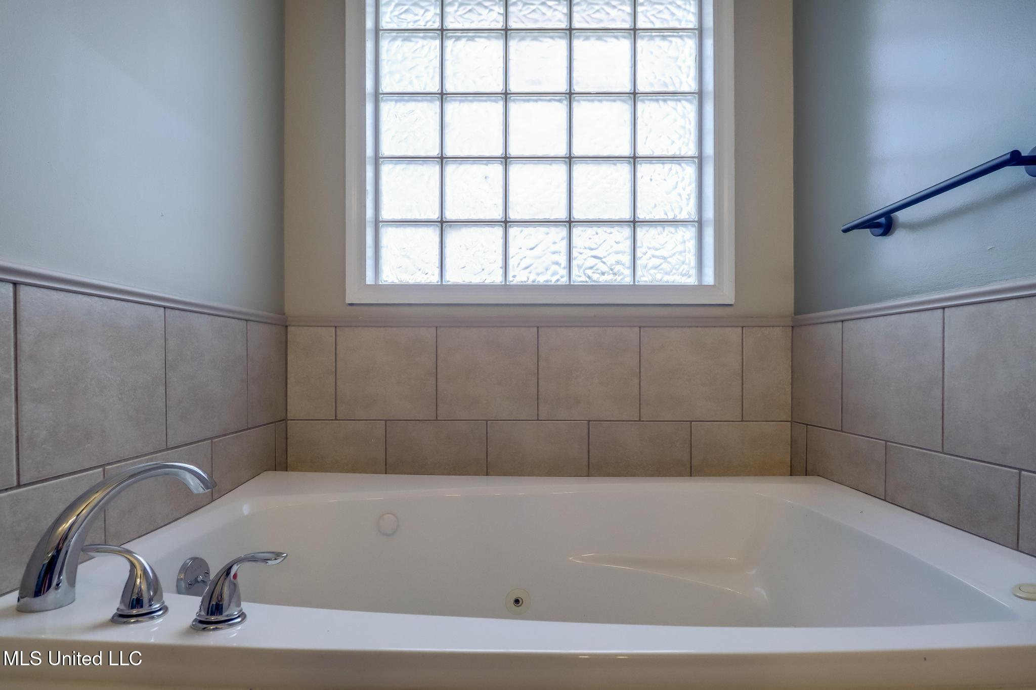 514 Royal Oak Pass Christian, MS 39571 - Photo 14 of 25 mtub