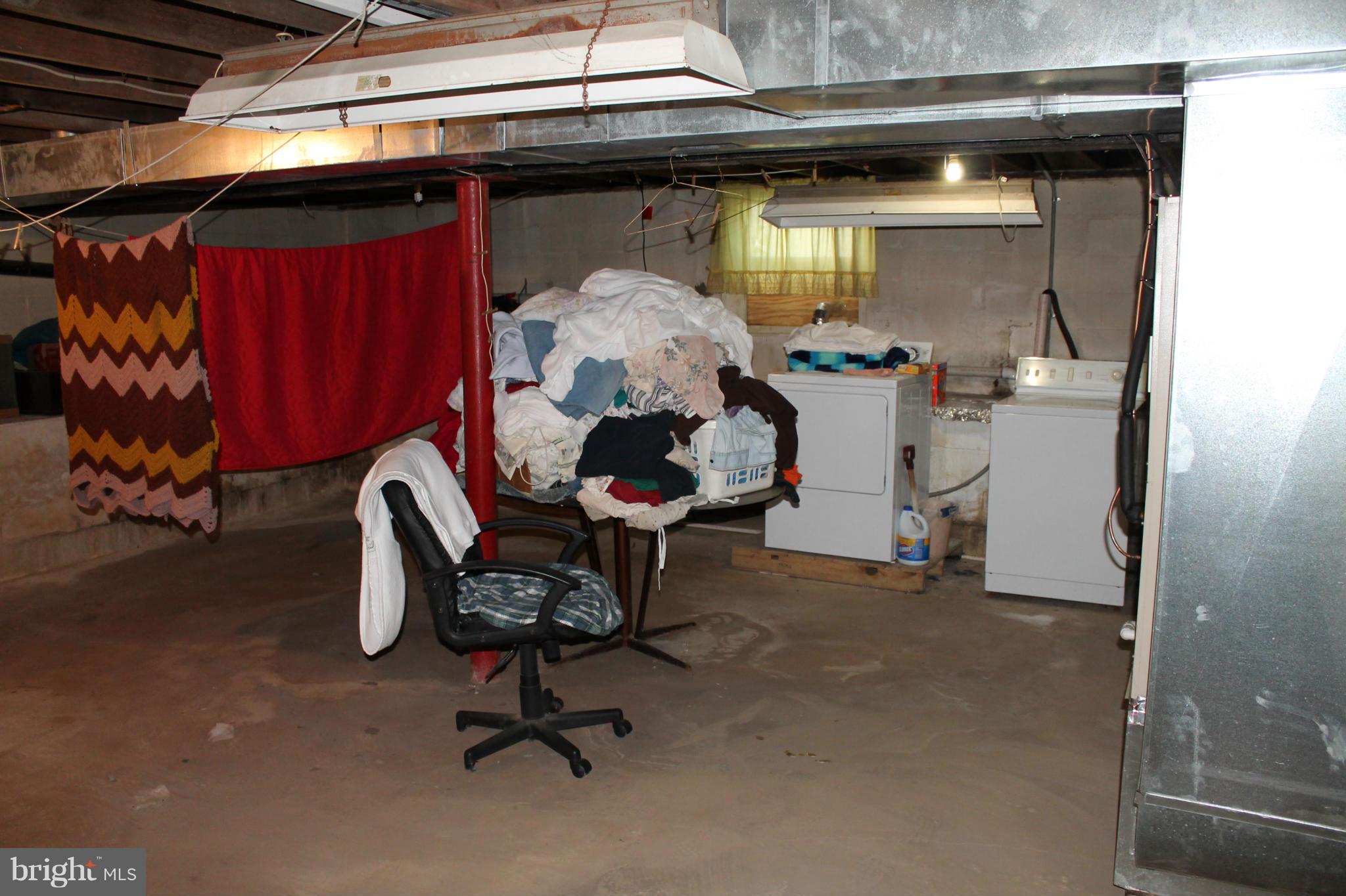 2335 Poplar Road Baltimore, MD 21221 - Photo 11 of 15 a room with a desk and chair