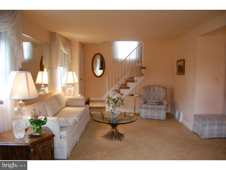 527 Stanbridge Road Morton, PA 19070 - Photo 5 of 24 Living Room