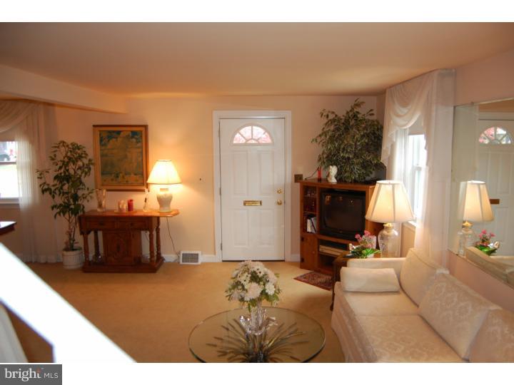 527 Stanbridge Road Morton, PA 19070 - Photo 7 of 24 Living Room