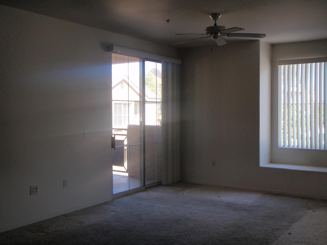 909 East Camelback Road, Unit 2037 Phoenix, AZ 85014 - Photo 2 of 9 LIVING ROOM