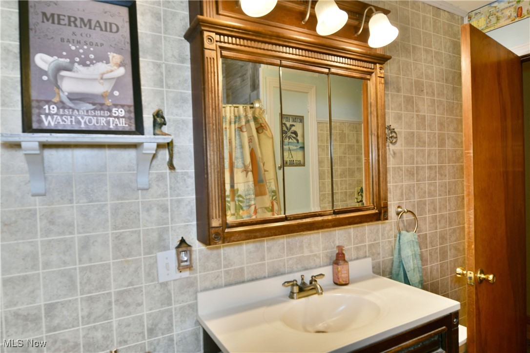 3224 Reeves Road Northeast Warren, OH 44483 - Photo 35 of 49 Bathroom with tile walls and vanity