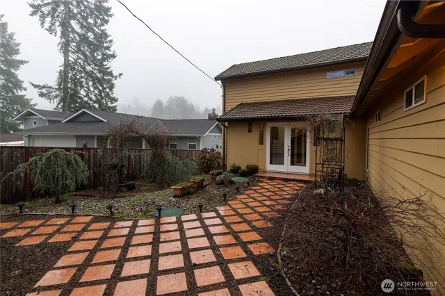 a view of a house with backyard and trees