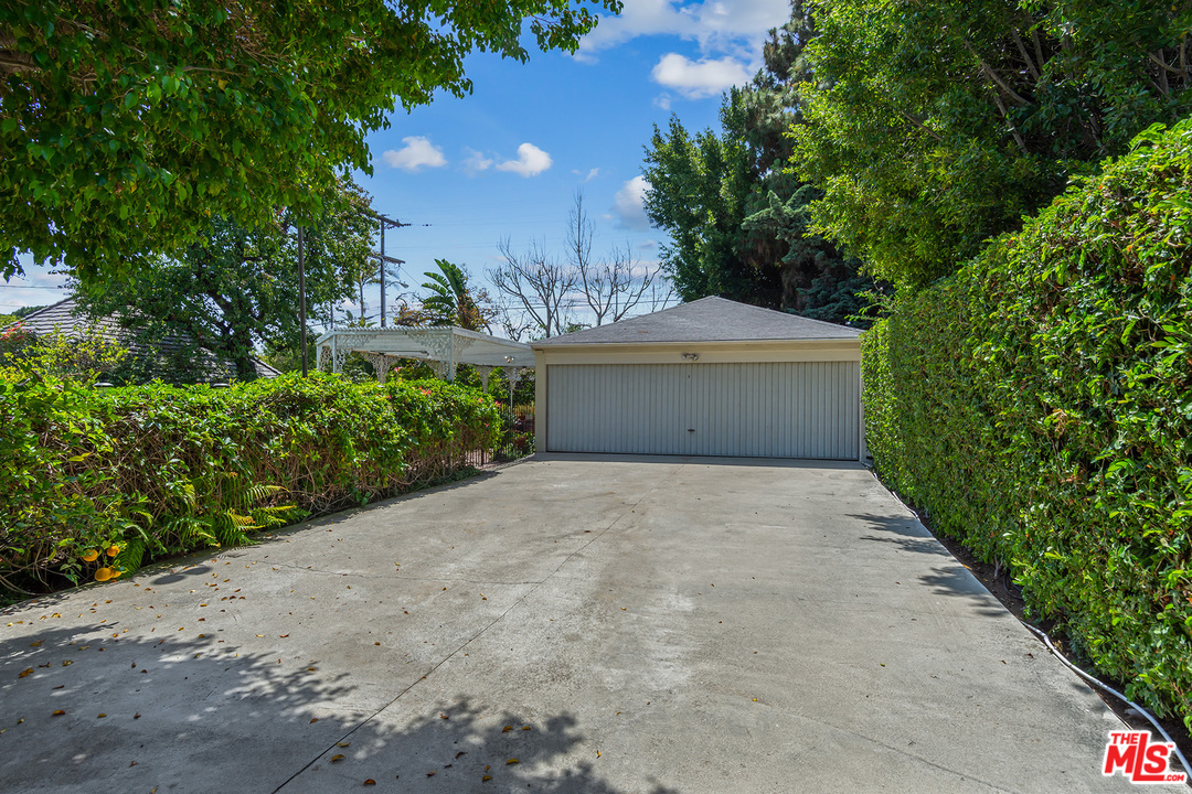 633 Sierra Drive Beverly Hills, CA 90210 - Photo 30 of 42