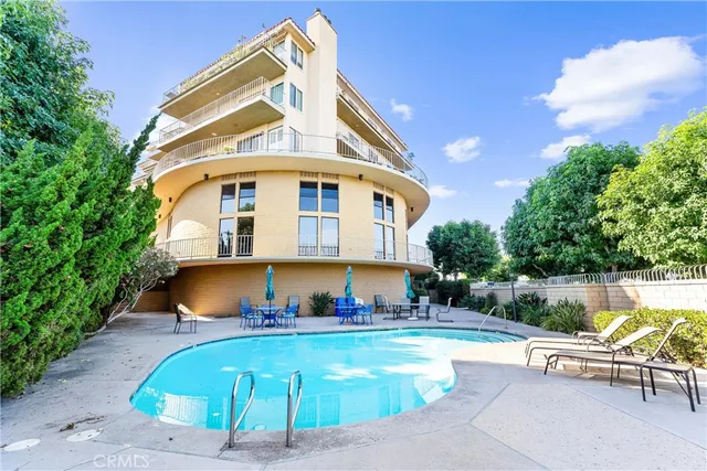 $570,000 | 2700 East Panorama Drive, Unit 402, Signal Hill, CA 90755