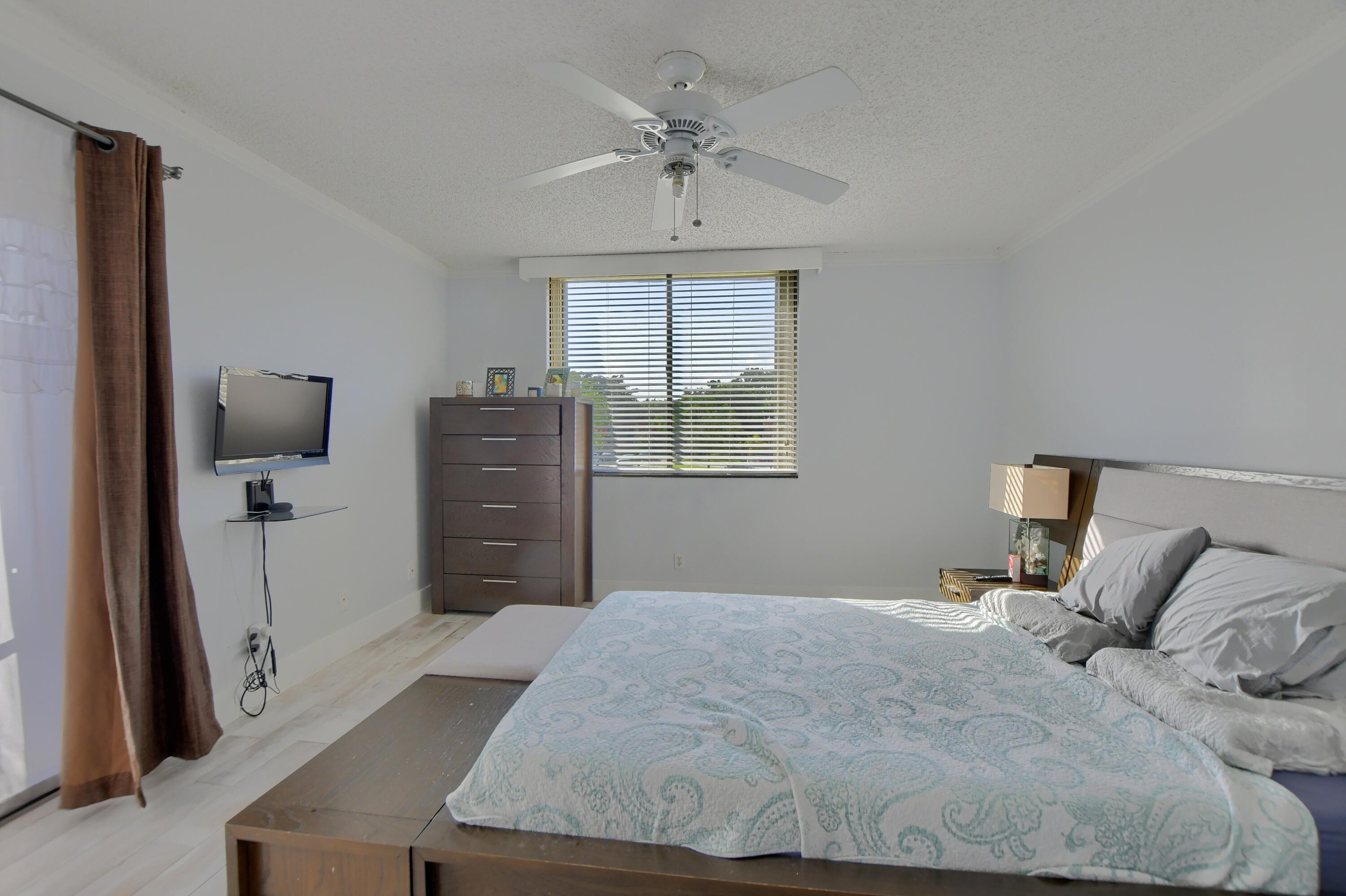 8110 Thames Boulevard, Unit C Boca Raton, FL 33433 - Photo 8 of 17 12_ebf_2015-hdr(5)