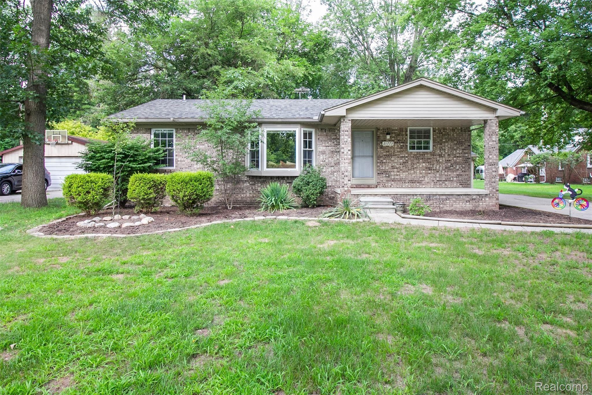 21773 Berg Road Southfield, MI 48033 - Photo 1 of 35 1.jpg