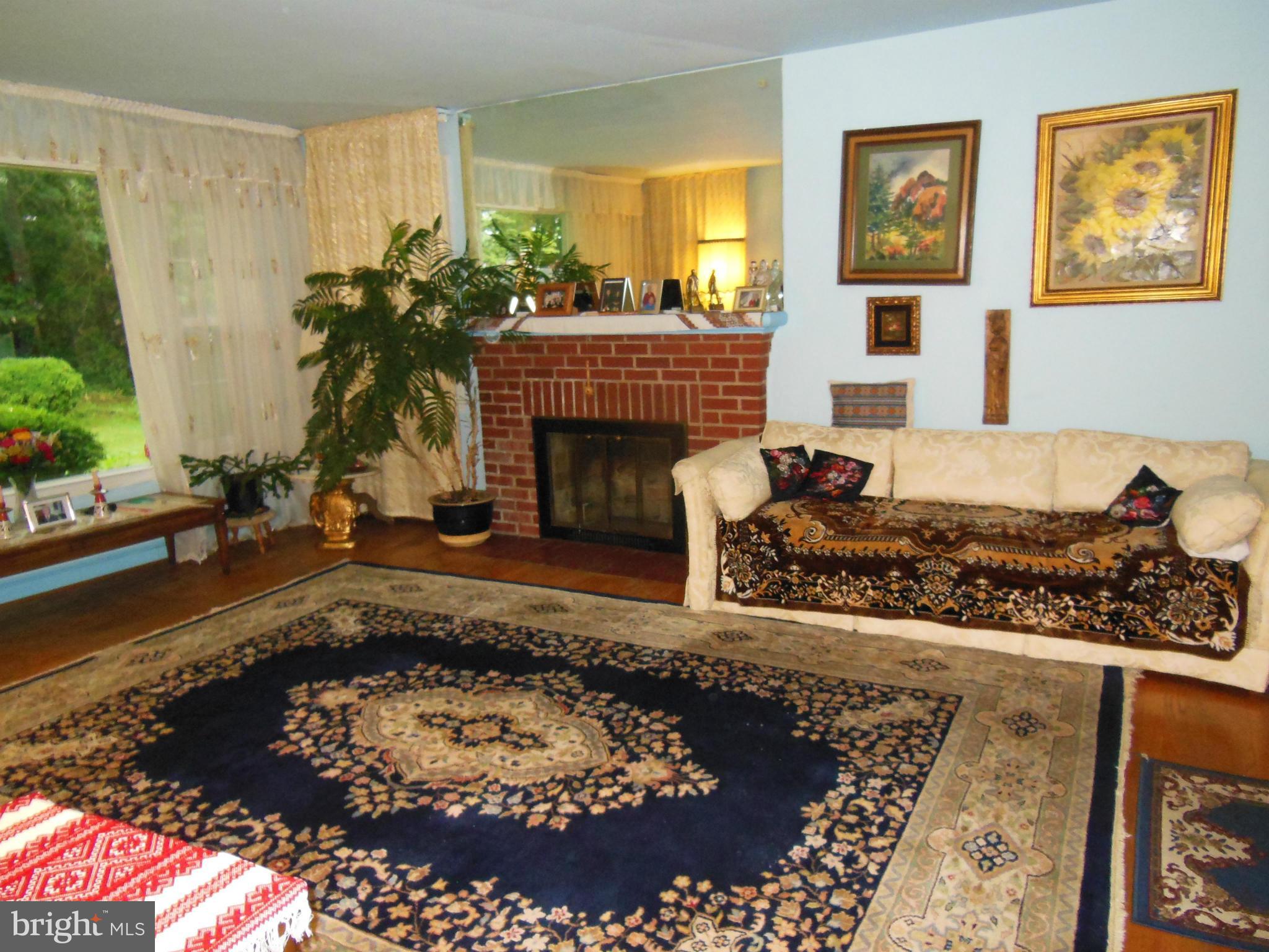 9014 Sudbury Road Silver Spring, MD 20901 - Photo 11 of 29 Living Room