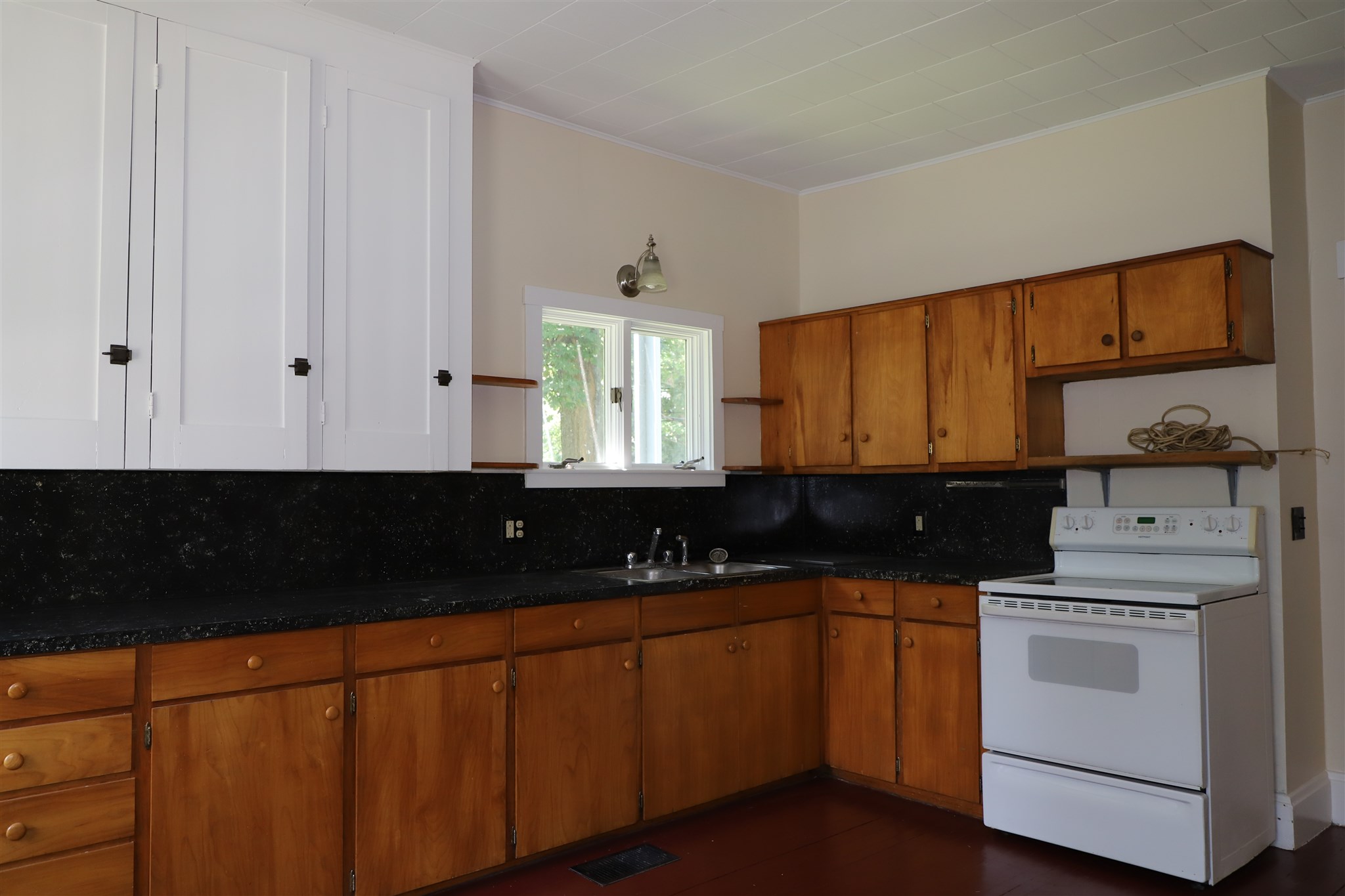 30 School Street Rockingham, VT 05101 - Photo 5 of 36
