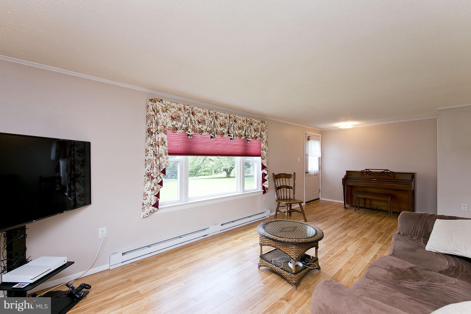 609 Whissens Ridge Road Winchester, VA 22602 - Photo 10 of 30 Living Room