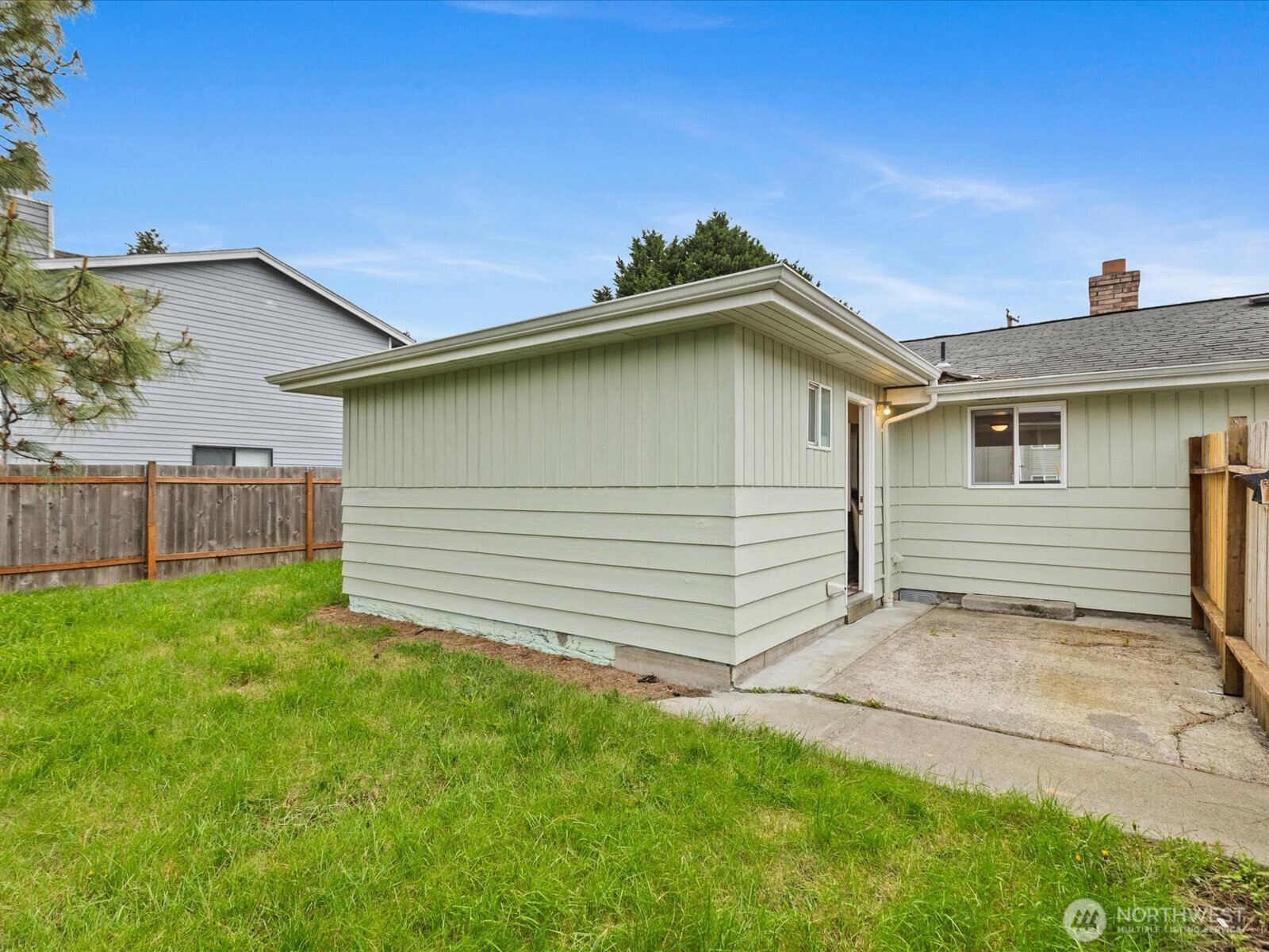 735 F Street Northeast Auburn, WA 98002 - Photo 28 of 31 a small white house with a outdoor space